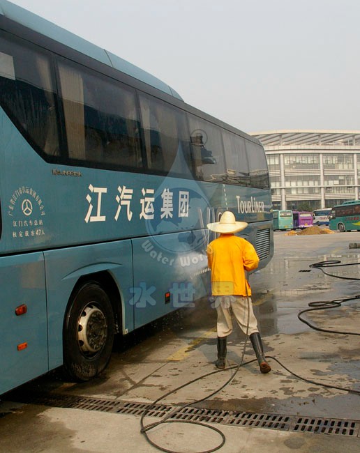 大型運(yùn)輸車輛清洗